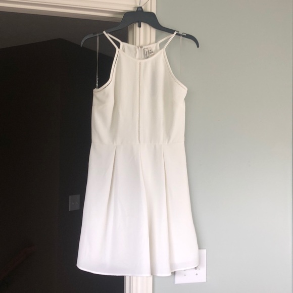 NWT! White Dress with Pockets. Size Medium. - Picture 1 of 7